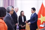 President Luong Cuong (R) meets with leaders of the Weatherhead East Asian Institute and the Vietnamese Studies Programme at Columbia University on September 24. (Photo: VNA)