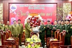 Officers of the public security forces of Salavan, Khammuon and Savannakhet provinces extend New Year greetings to officers and soldiers of the Quang Tri provincial Border Guard Command (Photo: VNA)