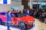 Pham Sanh Chau (left), CEO of VinFast Asia, and Ashwin Ashok Patil, Deputy CEO of Sales and Marketing of VinFast India, at the launch of the VF7 model. (Photo: VNA)