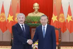 Party General Secretary To Lam (R) welcomes Kyrgyz Prime Minister Adylbek Kasymaliev in Hanoi on March 6. (Photo: VNA)