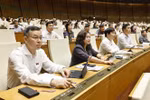 Deputies vote to approve the NA Resolution on the reorganisation of provincial-level administrative units in 2025 (Photo: VNA)