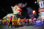 A dragon dance at “Hoi Yen Dieu Tri Cung” on October 6 evening (Photo: VNA)