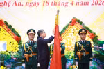 Prime Minister Le Minh Hung confers the “Hero of the People’s Armed Forces” title on Military Region 4 at the ceremony in Nghe An province on April 18. (Photo: VNA) 