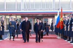 Prime Minister Pham Minh Chinh (R) is seen off at Vnukovo-2 Airport in Moscow on March 25 afternoon. (Photo: VNA)