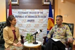 Ambassador Derry Aman (right), Permanent Representative of Indonesia to ASEAN, talks to the Vietnam News Agency correspondent in Jakarta. (Photo: VNA)