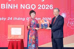 VNA General Director Vu Viet Trang (L) presents a photo book to Party General Secretary To Lam. (Photo: VNA)