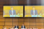 Ambassador Vu Le Thai Hoang (R) hands over the Chairmanship of the Asia-Pacific Group (APG) in Vienna to Ambassador Shambhu Kumaran, head of the Indian Mission. (Photo: VNA)
