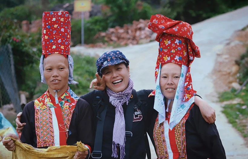 Actress Chieu Xuan poses for a photo with two ethnic minority women during her trip to Binh Lieu in the northern province of Quang Ninh. (Photo courtesy of Chieu Xuan)