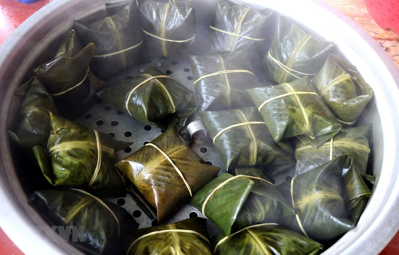 Local people make “phu the” cake when spring comes to wish a happy life (Photo: VNA)
