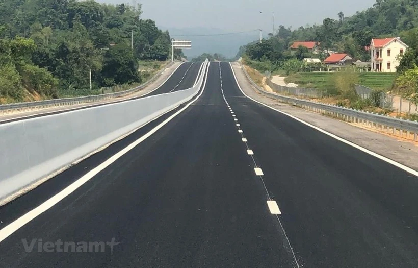 The North-South Expressway has total investment of 118.7 trillion VND, 55 trillion of which is sourced from the State budget (Photo: VietnamPlus). 