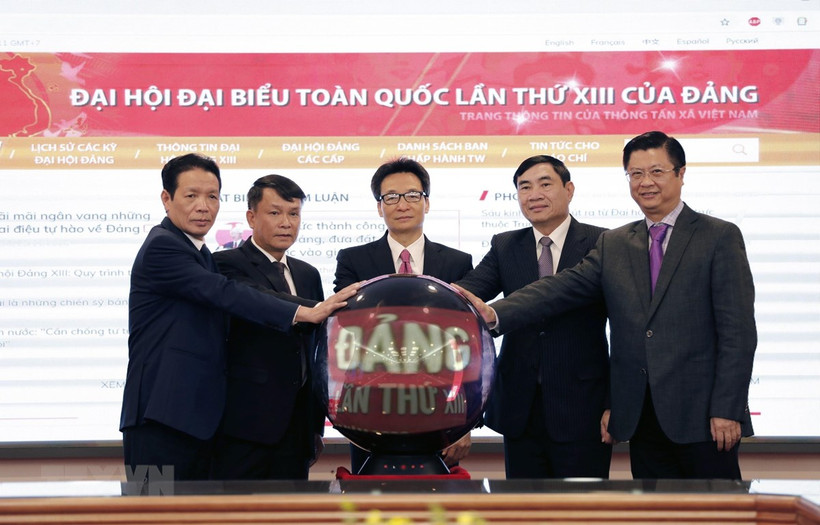 Deputy Prime Minister Vu Duc Dam (centre), VNA General Director Nguyen Duc Loi (second, left), and other delegates launch the special website on the 13th National Party Congress (Photo: VNA)