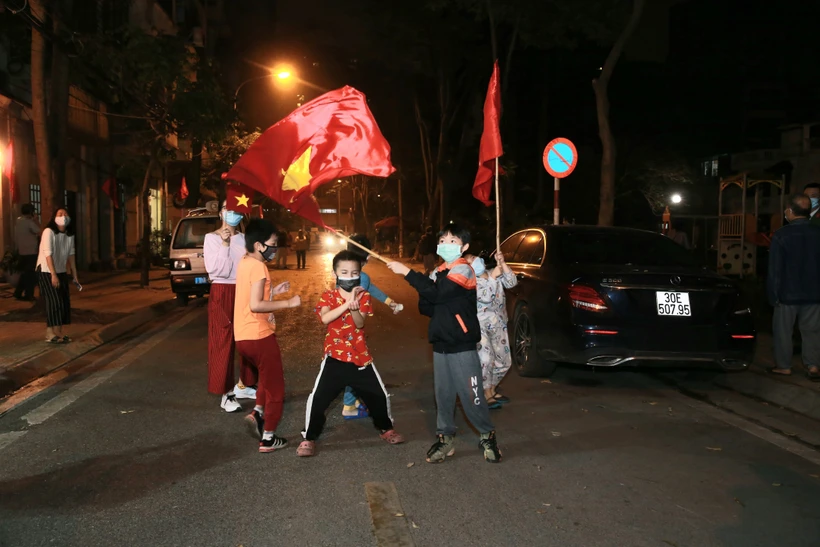 Local residents on Truc Bach street in Hanoi are cheerful as quarantine order here is lifted. (Photo: VNA)