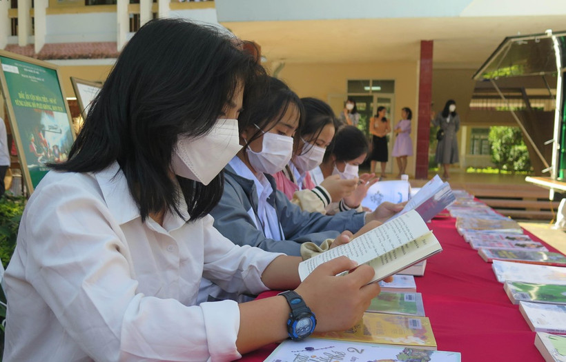 Students of Ethnic Boarding School in the Central Highlands province of Kon Tum attend the Vietnam Book and Reading Culture Day. (Photo: VNA)