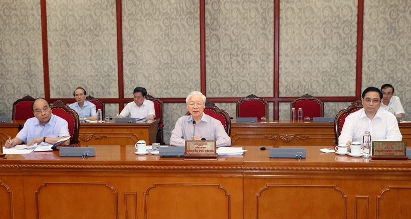 Party General Secretary Nguyen Phu Trong (C) speaks at Politburo meeting (Photo: VNA)