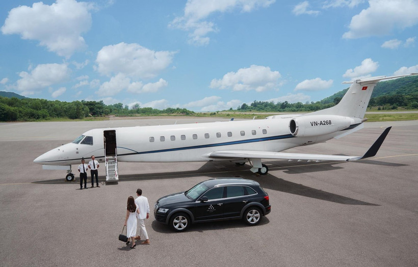 Chauffeur access to aircraft (Photo: VietnamPlus) 