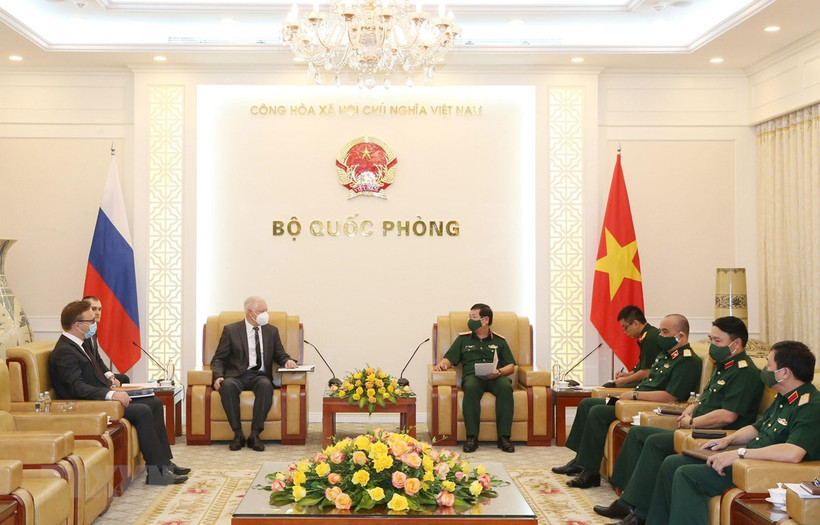 Deputy Minister of National Defence Sen. Lieut. Le Huy Vinh (right) meets Anatoly Chuprynov, resident representative of the Russian Federal Service for Military-Technical Cooperation, in Hanoi on June 23. (Photo: VNA)