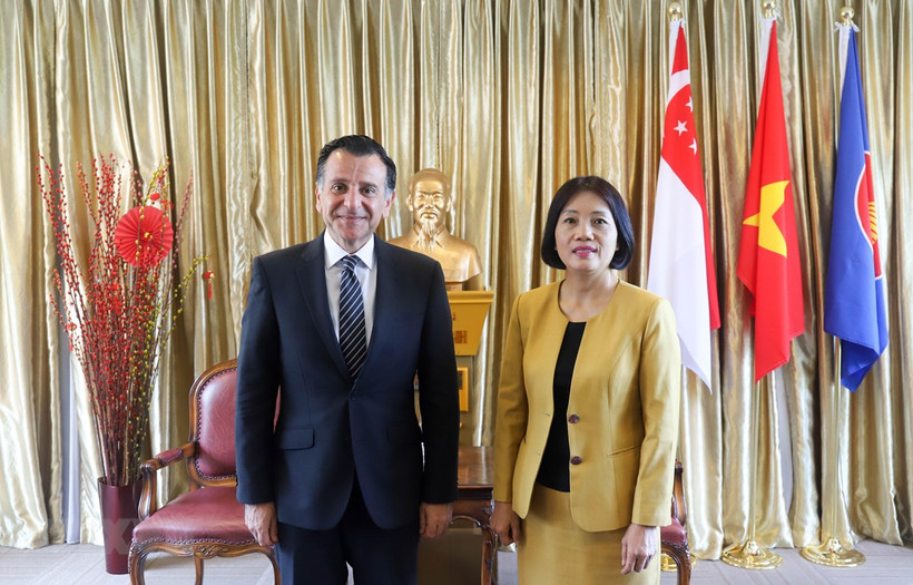 Vietnamese Ambassador to Singapore Tao Thi Thanh Huong (right) and Jordanian Ambassador to Singapore and Vietnam Mahmoud Hmoud in their meeting on February 23. (Photo: VNA)