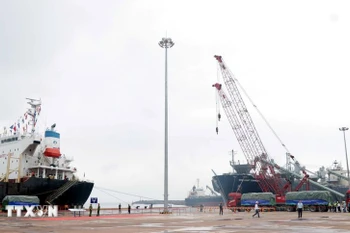 Vessels dock to load cargo at a port operated by the Laos–Vietnam International Port Joint Stock Company. (Illustrative photo: VNA)