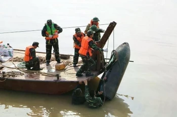 The bomb is transported to another area for safe disposal. (Photo: VNA)