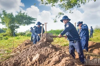 Members of Team K91 search for martyrs’ remains in Prey Veng province, Cambodia. (Photo: nhandan.vn)
