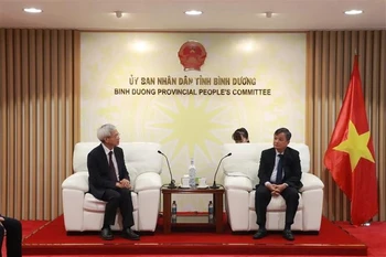 Vice Chairman of the Binh Duong provincial People's Committee Bui Minh Tri (right) meets with Chairman of Taiwan's MiTAC Information Technology Corporation Su Liang on June 11. (Photo: VNA)