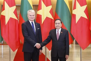 National Assembly Chairman Tran Thanh Man (R) welcomes Lithuanian President Gitanas Nauseda in Hanoi on June 12 (Photo: VNA)