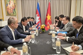 Minister of Foreign Affairs Le Hoai Trung has a meeting with Cambodian Minister of Foreign Affairs and International Cooperation Prak Sokhonn on the sidelines of AMMR in Cebu, the Philippines (Photo: VNA)