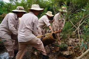The MAG's mobile team safely moves the bomb to the area for detonation. (Photo: VNA)