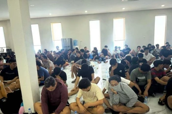 Authorities in Banteay Meanchey province raids a building used for online fraud in Poipet city, arresting more than 270 people and seizing a large amount of evidence in July (Photo: AKP/VNA)