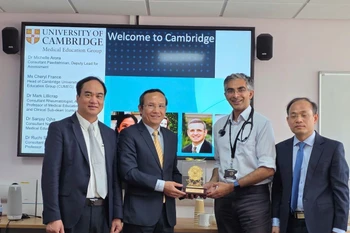 Director of the 108 Military Central Hospital Major General, Professor, Dr Le Huu Song (second, left), presents a souvenir to a representative of University of Cambridge School of Clinical Medicine (Photo: VNA)