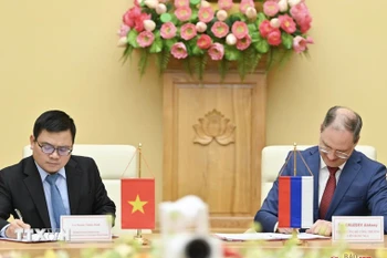 The signing ceremony of an MoU between the Vietnamese Ministry of Industry and Trade and Russia on scientific research, technology development, and innovation cooperation in the industrial sector. (Photo: VNA)