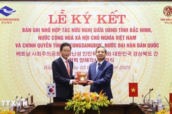 Chairman of the Bac Ninh People’s Committee Pham Hoang Son (R) presents a symbol of bronze drum to Governor Lee Cheol-woo of Gyeongsangbuk-do (Photo: VNA)