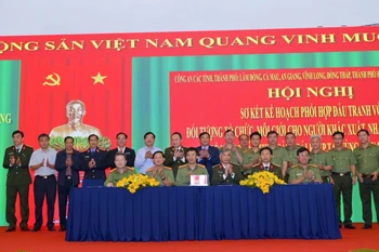Representatives of police forces from seven southern provinces and cities sign a coordination agreement at the conference. (Photo: VNA)