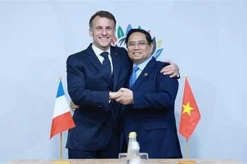 Vietnamese Prime Minister Pham Minh Chinh (R) meets with French President Emmanuel Macron in Johannesburg on November 23. (Photo: VNA)