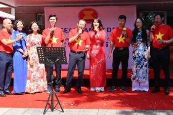 Staff of Vietnamese Embassy in Brussels perform at the event (Photo: VNA)