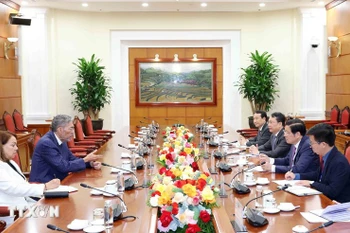 Politburo member, Secretary of the Communist Party of Vietnam (CPV) Central Committee and Chairman of its Commission for Internal Affairs Phan Dinh Trac (second, right) receives a delegation from the United Left Movement Party (MIU) of the Dominican Republic, led by its General Secretary. (Photo: VNA)