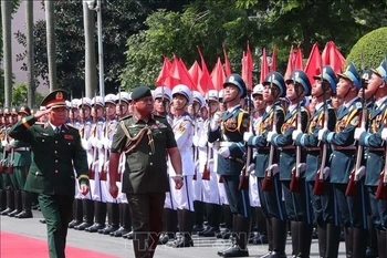 General Nguyen Tan Cuong, Chief of the General Staff of the Vietnam People’s Army (VPA) and Deputy Minister of National Defence, and Major General Dato Paduka Seri Faji Muhammad Haszaimi Bin Bol Hassan, Commander of the Royal Brunei Armed Forces, review the Guard of Honour of the Vietnam People’s Army on September 17. (Photo: VNA)