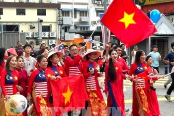 "Vietnam–Malaysia Friendship Ao Dai” collection by the Vietnam Ao Dai Heritage Club in Kuala Lumpur leaves a deep impression on viewers (Photo: VNA)