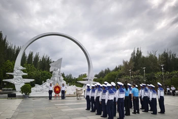 An incense offering ceremony at Gac Ma Memorial (Photo; VNA)