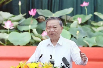 Party General Secretary To Lam addresses the working session. (Photo: VNA)