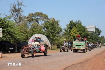 Cambodian residents in Preah Vihear province, near the border with Thailand, evacuate to avoid the conflict on December 8, 2025. (Photo: Xinhua/VNA)