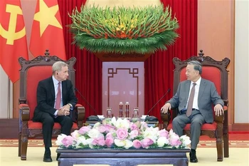 Party General Secretary To Lam (right) receives Alex Rogers, President of Global Affairs of Qualcomm Inc. in Hanoi on June 10. (Photo: VNA)