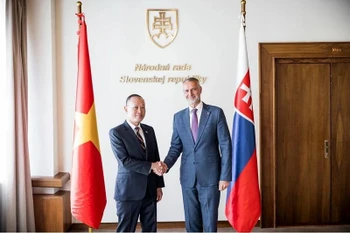 Speaker of the National Council of Slovakia Richard Rasi (R) and Vietnamese Ambassador to Slovakia Pham Truong Giang. (Photo: VNA)