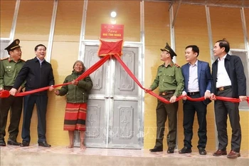At a house handover ceremony (Photo: VNA)