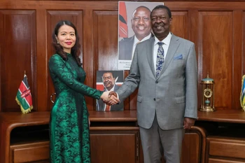 Vietnamese Deputy Minister of Foreign Affairs Nguyen Minh Hang (L) and Kenyan Prime Cabinet Secretary and CS for Foreign and Diaspora Affairs Musalia Mudavadi (Photo: VNA)