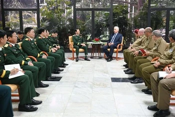 The meeting between First Secretary of the Communist Party of Cuba Central Committee and President of Cuba Miguel Díaz-Canel Bermúdez and the high-ranking delegation from the Vietnam People’s Army (VPA), led by General Nguyen Tan Cuong, Chief of the VPA’s General Staff and Deputy Minister of National Defence. (Photo: VNA)