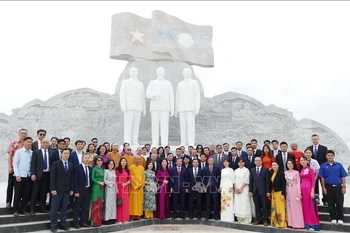 The delegation from the Vietnamese Embassy in Laos at the Laos – Vietnam Friendship Park in Vientiane on December 12. (Photo: VNA)
