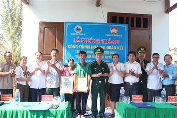 The Border Guard Command of Dak Lak and delegates hand over the new house to Vu Van Doan and his family (Photo: VNA)