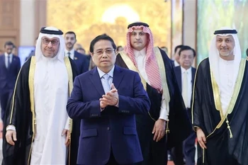 Prime Minister Pham Minh Chinh meets with the ambassadors of Saudi Arabia, UAE and Qatar. (Photo: VNA)