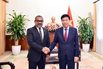 Deputy Minister of Foreign Affairs Nguyen Manh Cuong meets with Maldivian Minister of Foreign Affairs Abdulla Khaleel in Hanoi on October 24, 2025. (Photo: VNA)